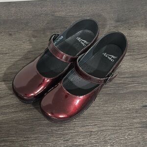 NWOT- Women’s Mary Jane Dansko clogs, size 40,  burgundy patent leather